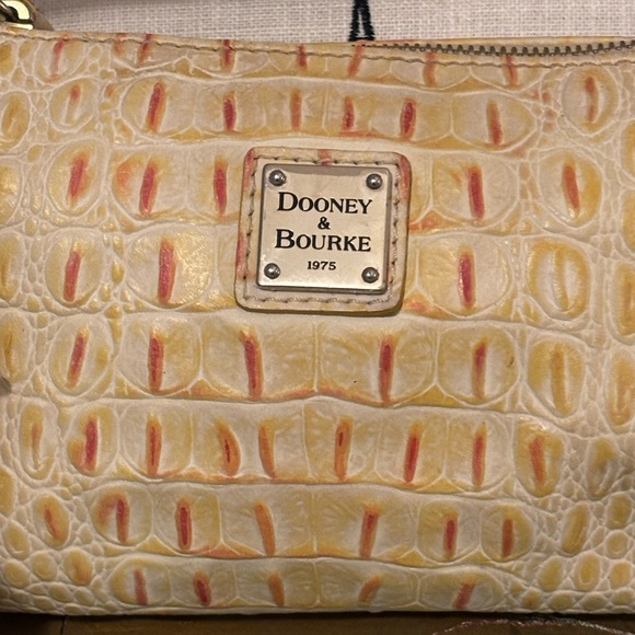 Dooney & Bourke Croc Embossed Leather Barrel Bag Purse with matching key fob - Picture 3 of 9